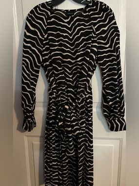 WHO WHAT WEAR Black & White Zebra Print Long Sleeve Pleated w/belt Dress Med